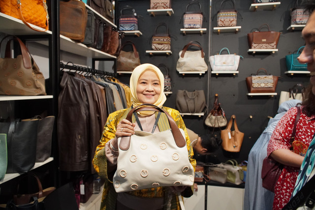 Ketua Dekranasda Jawa Barat Noneng Komara Nengsih mengunjungi stan Dekranasda Jawa Barat dalam gelaran Inacraft 2026 di JICC Senayan pada 4-8 Februari 2026. Foto: Dok. Diskominfo Jabar