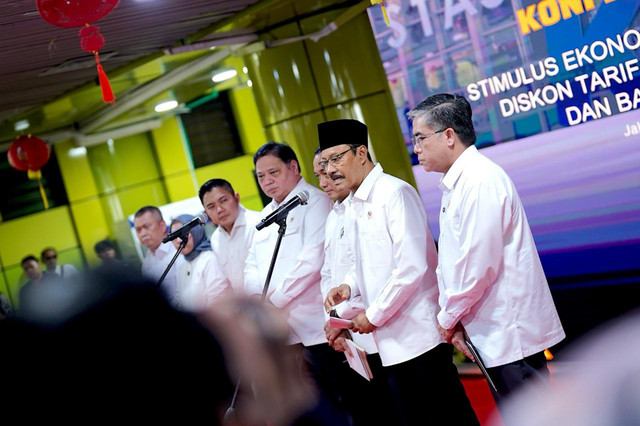 Mensos Saifullah Yususf (Gus Ipul) bersama Seskab Teddy dan sejumlah menteri dalam konferensi pers terkait Stimulus Ekonomi Hari Besar Keagamaan Nasional Idul Fitri 2026 di Stasiun Gambir, Selasa (10/2/2026). Foto: Dok. Kemensos