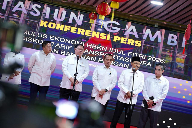 Mensos Saifullah Yususf (Gus Ipul) bersama Seskab Teddy dan sejumlah menteri dalam konferensi pers terkait Stimulus Ekonomi Hari Besar Keagamaan Nasional Idul Fitri 2026 di Stasiun Gambir, Selasa (10/2/2026). Foto: Dok. Kemensos