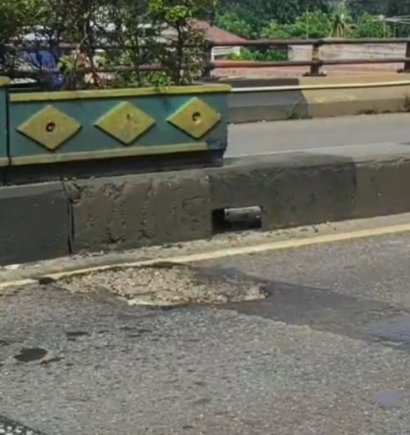 Jalan rusak dan berlubang di Ciputat, Tangsel, Senin (10/2/2016). Dok Istimewa