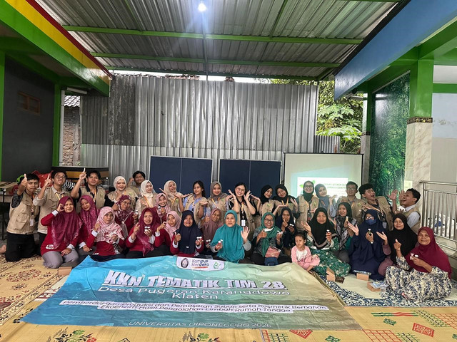 Dokumentasi Anggota Tim 28 KKN-T Undip bersama Ibu-ibu TPPKK Desa Pugeran