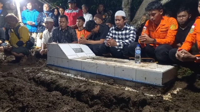 Jenazah Yasid Ahmad Firdaus (26) dimakamkan. Foto: Dok. Istimewa