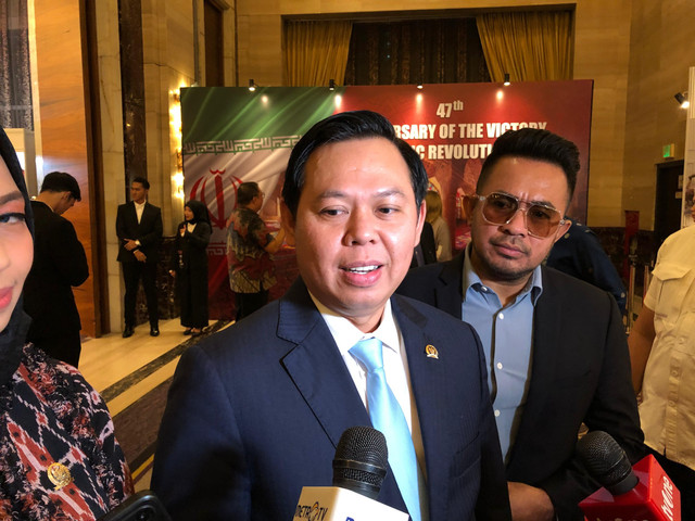 Ketua DPD RI Sultan Bachtiar Najamudin memberikan keterangan ke media saat Resepsi Peringatan ke-47 Revolusi Islam Iran di Jakarta, Selasa (10/2). Foto: Firda Brillianti/kumparan