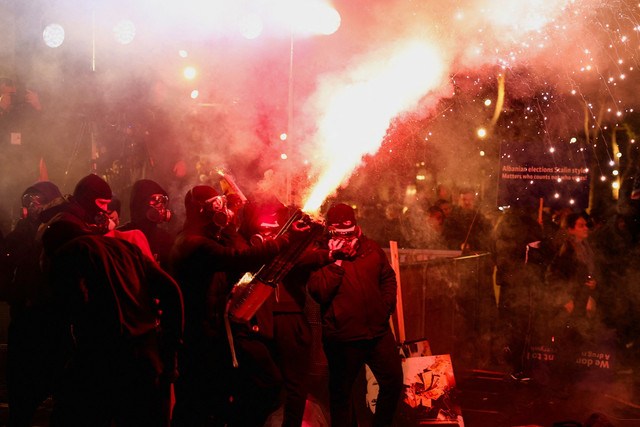 Aksi massa demo anti-pemerintah di Tirana, Albania, Selasa (10/2/2026). Foto: Florion Goga/REUTERS