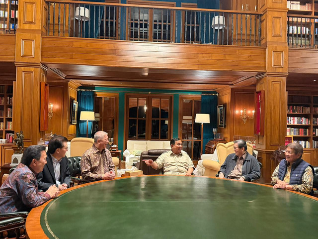 Presiden Prabowo Subianto menerima audiensi 5 pengusaha nasional di kediamannya di Hambalang Foto: Dok. Bakom RI