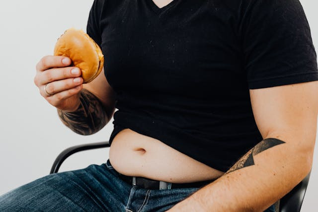 Ilustrasi Gaya Hidup Sedentari Terhadap Gizi Seimbang. Foto: Pexels.