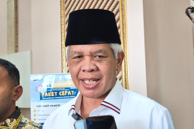 Pelaksana tugas Kepala Bapeten, Zainal Arifin saat meninjau Cek Kesehatan Gratis di Kantor Bapeten, Jakarta Pusat, Rabu (11/2/2026). Foto: Zamachsyari/kumparan