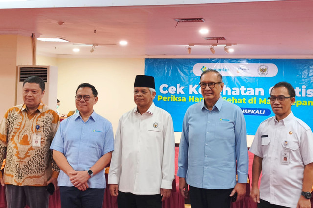 Pelaksana tugas Kepala Bapeten, Zainal Arifin (tengah) saat meninjau Cek Kesehatan Gratis di Kantor Bapeten, Jakarta Pusat, Rabu (11/2/2026). Foto: Zamachsyari/kumparan