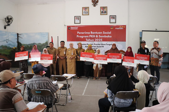 Pemerintah melalui Bank Mandiri menyalurkan bantuan sosial (bansos) program Sembako dan Program Keluarga Harapan (PKH). Foto: Dok. Bank Mandiri