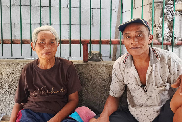 Ani (54) dan Yanto (50), pasangan suami-istri yang bekerja mengumpulkan barang bekas saat ditemui di kawasan Mampang, Jakarta Selatan, Rabu (11/2/2026). Foto: Jeni Ritanti/kumparan