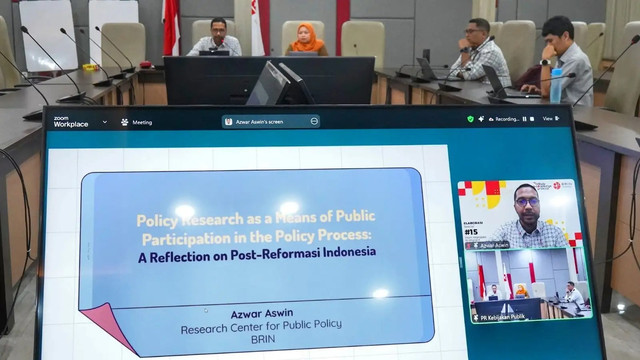 Diskusi kebijakan publik secara hybrid digelar oleh BRIN melalui Research Center for Public Policy, menampilkan pemaparan Azwar Aswin tentang peran riset kebijakan sebagai sarana partisipasi publik dalam proses perumusan kebijakan di Indonesia pascareformasi, diikuti peserta luring dan daring melalui Zoom Meeting. Sumber foto: Dok. BRIN