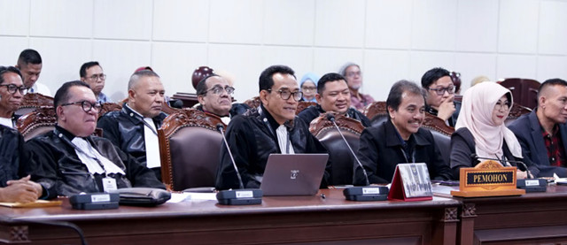 Tifa, Roy, dan Rismon menguji pasal Pencemaran Nama Baik dalam KUHP dan UU ITE. Foto: Dok. Humas Mahkamah Konstitusi