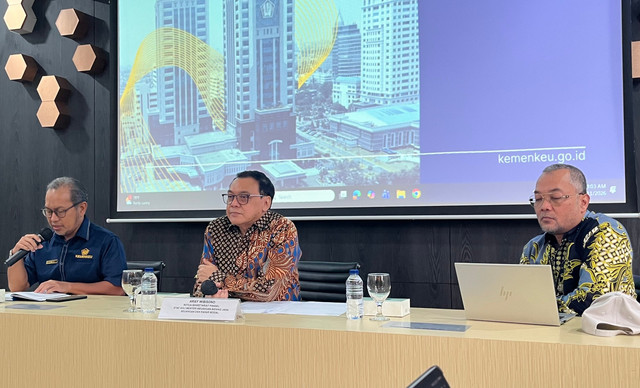 Ketua Sekretariat sekaligus Staf Ahli Bidang Jasa Keuangan dan Pasar Modal, Arief Wibowo, saat konferensi pers, Rabu (11/2/2026). Foto:  Fariza/kumparan