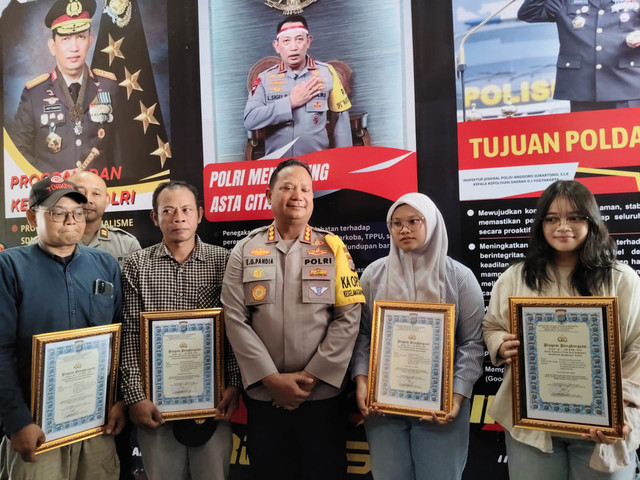 Kapolresta Yogyakarta Kombes Pol Eva Guna Pandia memberikan penghargaan kepada Eviana Adi'ba Agustin mahasiswi yang menabrak penjambret hp. Foto: Arfiansyah Panji Purnandaru/kumparan