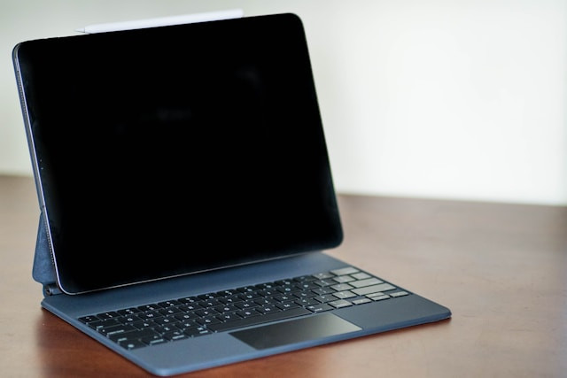Ilustrasi tablet dengan stylus pen 2026. Foto: Shanthi Raja/Unsplash