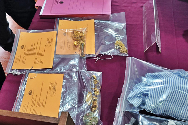 Polisi menunjukkan barang bukti pencurian dengan pelaku AI. Foto: Dok. Polresta Denpasar