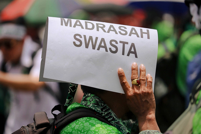 Para guru madrasah swasta yang tergabung dalam Perkumpulan Guru Madrasah (PGM) Indonesia menggelar aksi di depan Gedung DPR/MPR RI, Senayan, Jakarta Pusat, Rabu (11/2/2026). Foto: Jamal Ramadhan/kumparan