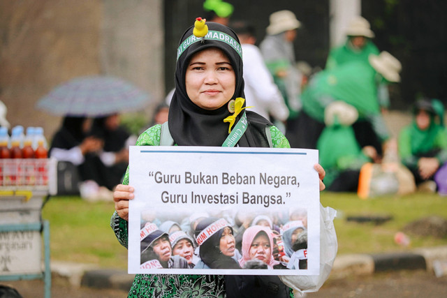 Para guru madrasah swasta yang tergabung dalam Perkumpulan Guru Madrasah (PGM) Indonesia menggelar aksi di depan Gedung DPR/MPR RI, Senayan, Jakarta Pusat, Rabu (11/2/2026). Foto: Jamal Ramadhan/kumparan