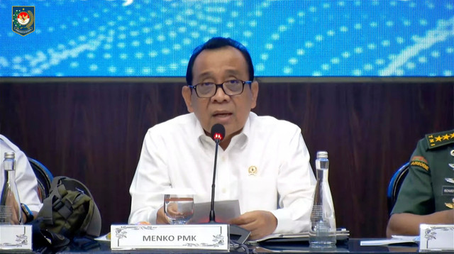 Menko PMK, Pratikno saat konferensi pers Percepatan Rehabilitasi dan Rekonstruksi Pascabencana Wilayah Sumatera yang disiarkan secara langsung di Kantor Kemendagri, Jakarta Pusat, Rabu (11/2/2026). Foto: Kemendagri RI/YouTube