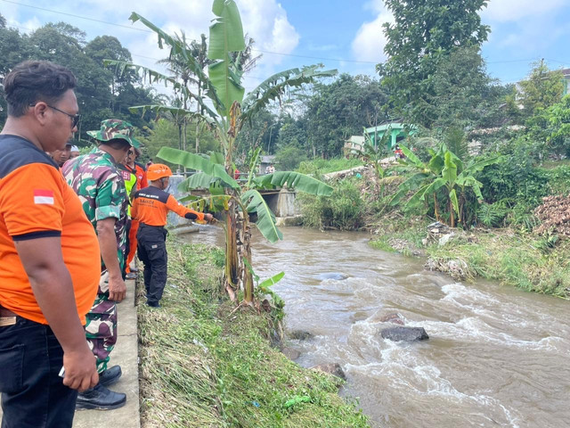 Tim SAR gabungan saat melakukan operasi pencarian orang hilang di Sungai Karangmalang, Mijen, Semarang, Selasa (10/02). Foto: Dok. Basarnas