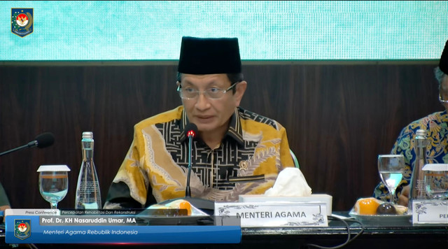 Menteri Agama, Nasaruddin Umar dalam konferensi pers Percepatan Rehabilitasi dan Rekonstruksi Pascabencana Wilayah Sumatera di Kantor Kemendagri, Jakarta Pusat, Rabu (11/2/2026). Foto: Kemendagri RI/YouTube