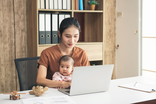 Ilustrasi Working Mom. Foto: sutlafk/Shutterstock
