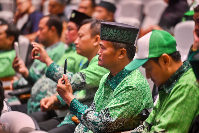 Perkumpulan Guru Madrasah (PGM) mengikuti audiensi bersama Pimpinan DPR di Ruang Abdul Muis, Kompleks Parlemen, Senayan, Jakarta, Rabu (11/2/2026). Foto: Rivan Awal Lingga/ANTARA FOTO