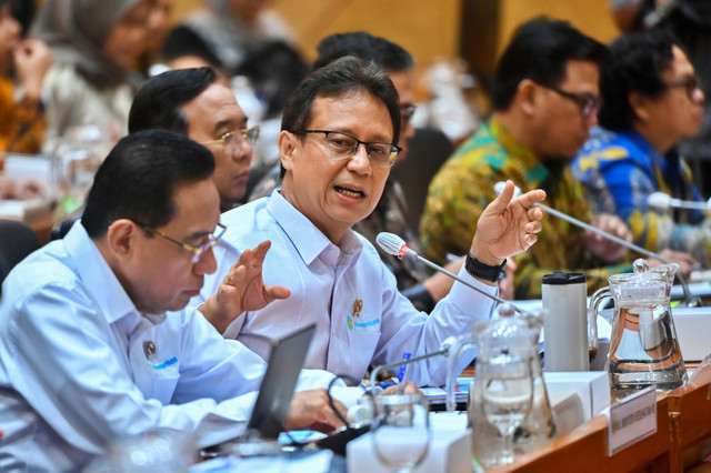 Menteri Kesehatan Budi Gunadi Sadikin (kedua kiri) menyampaikan paparan saat mengikuti rapat kerja bersama Komisi IX DPR di Kompleks Parlemen, Senayan, Jakarta, Rabu (11/2/2026). Foto: Rivan Awal Lingga/ANTARA FOTO