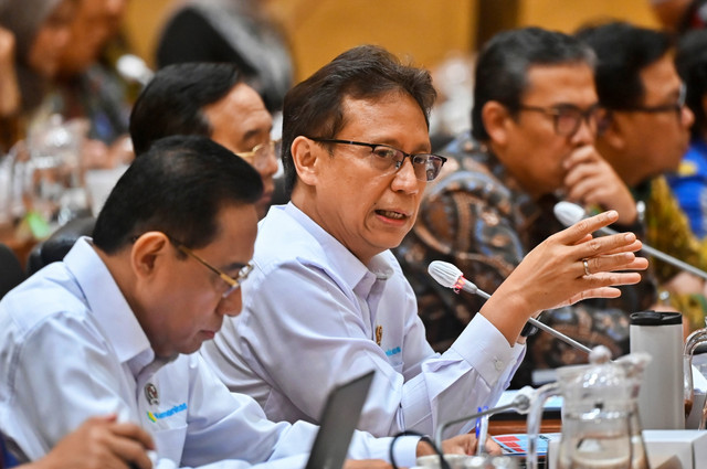 Menteri Kesehatan Budi Gunadi Sadikin (kedua kiri) menyampaikan paparan saat mengikuti rapat kerja bersama Komisi IX DPR di Kompleks Parlemen, Senayan, Jakarta, Rabu (11/2/2026). Foto: Rivan Awal Lingga/ANTARA FOTO