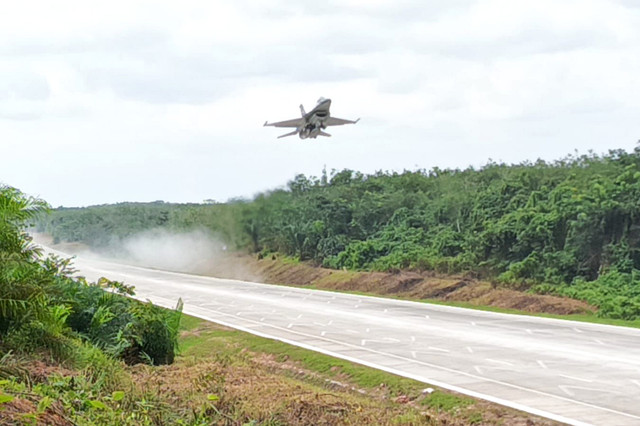 Pesawat take-off di Tol di Lampung. Foto: Dok. Istimewa