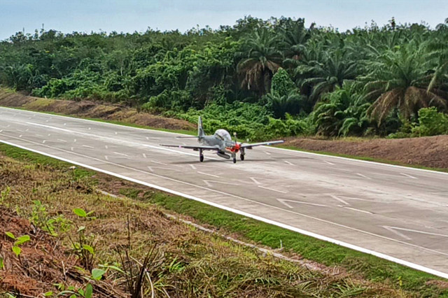 Pesawat Super Tucano dan F-16 Landing di Tol Trans Sumatera. Foto: Dok. Istimewa