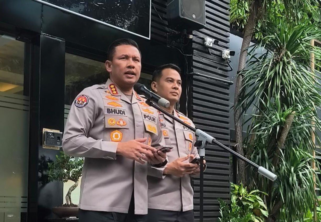 Kabid Humas Polda Metro Jaya, Kombes Pol Budi Hermanto, didampingi Kasubdit Penmas Bidhumas Polda Metro Jaya, Kompol Andaru Rahutomo, saat ditemui di Polda Metro Jaya, Jakarta Pusat, Rabu (11/2/2026). Foto: Jeni Ritanti/kumparan