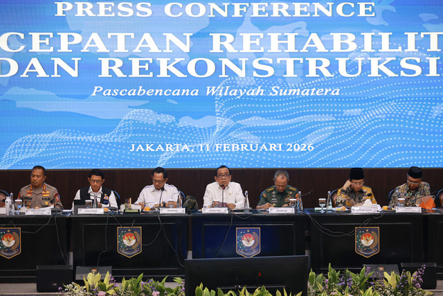 Mendagri Tito Karnavian bersama Kepala BNBP Letjen TNI Suharyanto, Komandan Korps Brimob Polri Komjen Pol Ramdani, dan Mensos mengikuti jumpa pers PRR pascabencana Sumatera di Kantor Kemendagri, Jakarta, Rabu (11/2/2026). Foto: Dhemas Reviyanto/ANTARA FOTO