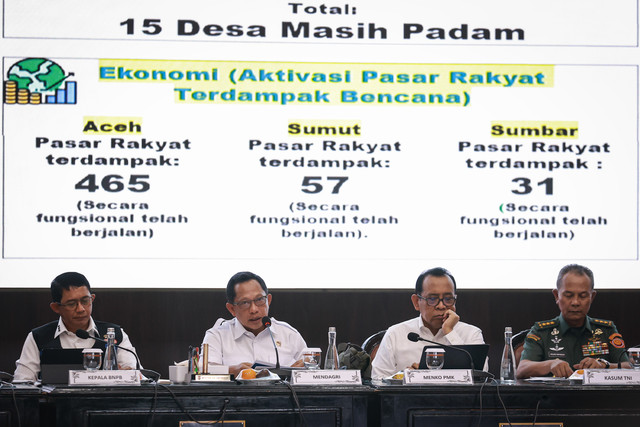 Mendagri Tito Karnavian bersama Kepala BNBP Letjen TNI Suharyanto, Komandan Korps Brimob Polri Komjen Pol Ramdani, dan Mensos mengikuti jumpa pers PRR pascabencana Sumatera di Kantor Kemendagri, Jakarta, Rabu (11/2/2026). Foto: Dhemas Reviyanto/ANTARA FOTO