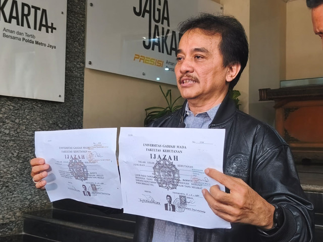 Roy Suryo ketika memeperlihatkan salinan Ijazah Jokowi tahun 2014 dan 2019 yang diajukan ke KPU, ketika memenuhi wajib lapor terkait dugaan ijazah palsu Joko Widodo, di Polda Metro Jaya Jakarta Selatan, Rabu (11/2). Foto: Jeni Ritanti/kumparan