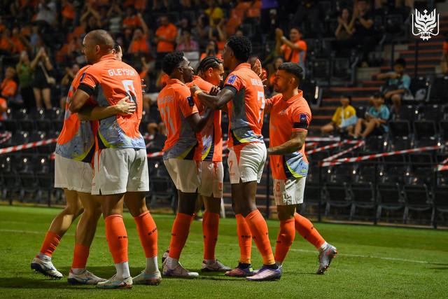 Selebrasi pemain Ratchaburi FC saat melawan Persib Bandung dalam laga leg pertama babak 16 besar AFC Champions League 2 musim 2025/26 di Dragon Solar Park, Thailand, pada Rabu (11/2). Foto: Ratchaburi FC