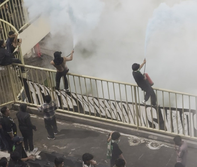 Oknum suporter menyalakan APAR saat PSS Sleman menjamu Barito Putera di Stadion Maguwoharjo, Sleman, Sabtu (31/1). Foto: Pandangan Jogja