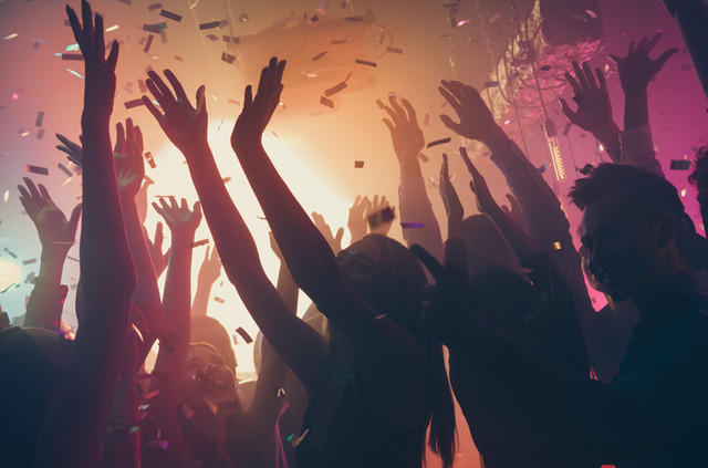 ilustrasi gaya hidup hedon (sumber: https://disapedia.com/wp-content/uploads/2025/07/Gaya-hidup-hedon-memang-menawarkan-godaan-yang-besar-terutama-di-tengah-gempuran-media-sosial-dan-budaya-konsumerisme.jpg)