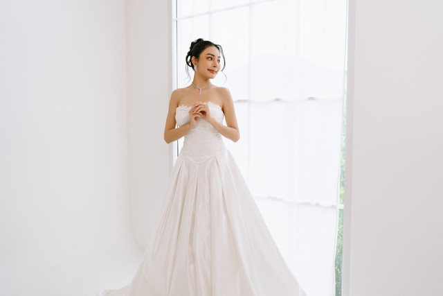 Kenapa Gaun Pengantin Identik dengan Warna Putih? Ini Sejarahnya. Foto: zEdward_Indy/Shutterstock