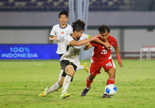 Pesepak bola Timnas Indonesia U-17 I Komang Semadi (kanan) berebut bola dengan pesepak bola Timnas China U-17 Li Zunpeng (kiri) saat pertaandingan persahabatan ke dua di Lapangan Indomilk Arena, Kabupaten Tangerang, Banten, Rabu (11/2/2026). Foto: Muhammad Iqbal/ANTARA FOTO