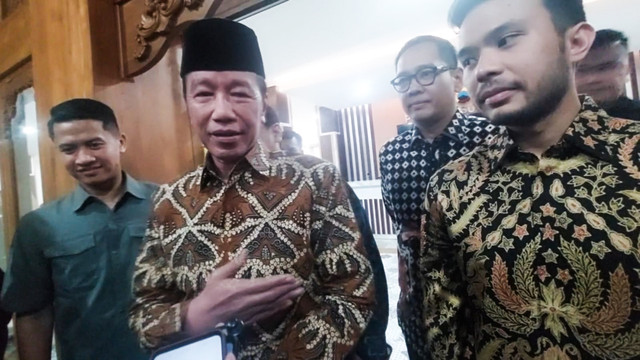 Presiden ke-7 Joko Widodo (Jokowi) selesai menjalani pemeriksaan tambahan Polda Metro Jaya terkait kasus fitnah dan ujaran kebencian kasus ijazah palsu UGM di Mapolresta Surakarta, Rabu (11/2) malam. Foto: Dok. kumparan