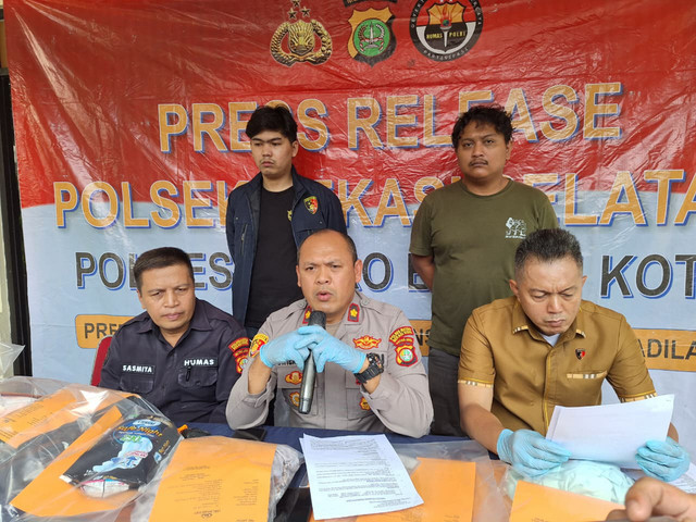 Polsek Bekasi Selatan menggelar konferensi pers kasus penemuan bayi di kamar apartemen, Rabu, 11 Februari 2026. Foto: Dok. kumparan