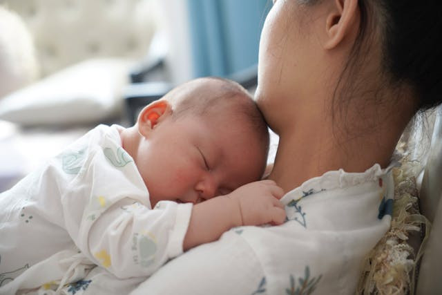 Ilustrasi ibu menyusui dengan bayi lahir prematur. Foto: Pexels.