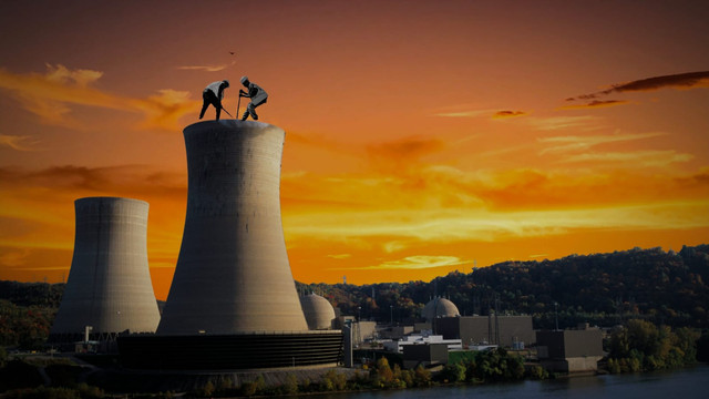 Ilustrasi pekerja di ketinggian pada cerobong pembangkit listrik tanpa pengaman memadai. Gambar dibuat menggunakan Canva