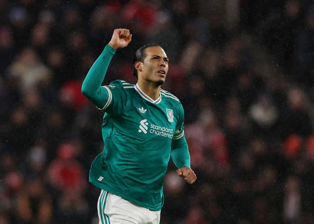 Virgil van Dijk dari Liverpool merayakan gol pertama mereka pada pertandingan Liga Inggris antara Sunderland vs Liverpool di Stadion of Light, Sunderland, Kamis (12/2/2026) dini hari WIB. Foto: Lee Smith/REUTERS