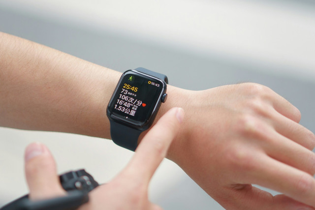 Ilustrasi smartwatch 5 jutaan terbaik 2026. Foto: Unsplash