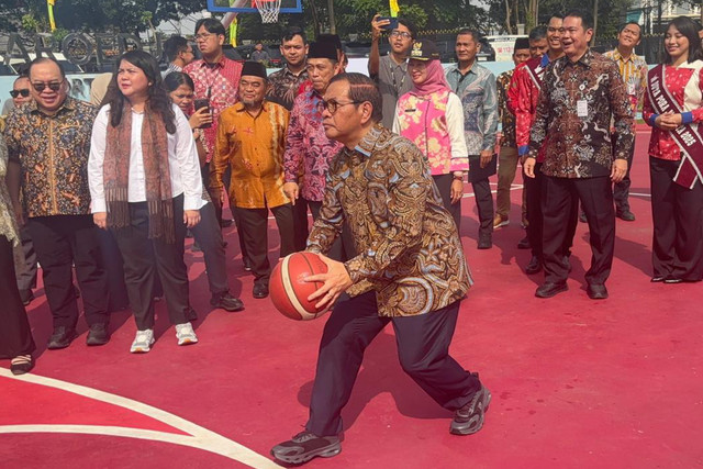 Momen Pramono Anung mencoba bermain basket dan bercengkrama dengan atlet Pusat Pelatihan Olahrga Pelajar (PPOP) DKI Jakarta di Maroedja Sport Park, Jakarta Barat, Kamis (12/2/2026). Foto: Amira Nada Fauziyyah/kumparan