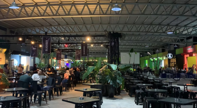 Pasar Setono Betek lantai 2. Kopi Kalcer yang inklusif di Kediri dengan memasukkan aroma espresso di pasar tradisional. Menciptakan sebuah pergerakan budaya urban yang merakyat. Foto: Dokumentasi pribadi