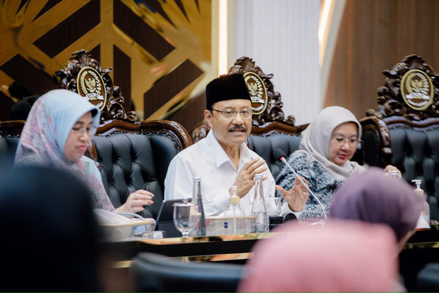 Mensos Saifullah Yusuf (Gus Ipul) memaparkan pembaruan data kepesertaan Penerima Bantuan Iuran Jaminan Kesehatan (PBI-JK) dalam Sarasehan Kesehatan Nasional di DPR RI, Rabu (12/2/2026). Foto: Kemensos RI