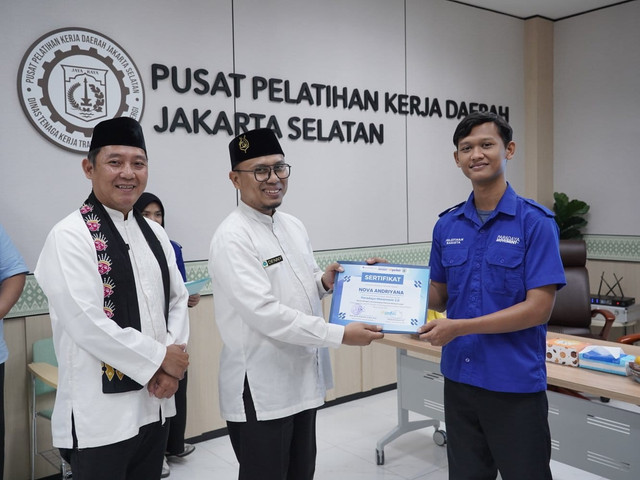 Penyerahan Sertifikat kepada Peserta Pelatihan Barista pada agenda penutupan rangkaian Pelatihan di PPKD Jakarta Selatan (Sumber : DT Peduli)
